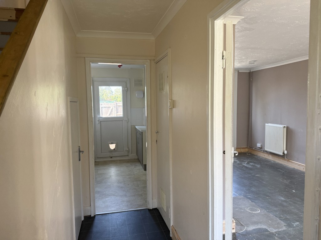 Lot: 15 - HOUSE IN NEED OF IMPROVEMENT - Entrance Hall in House in Need of Improvement
